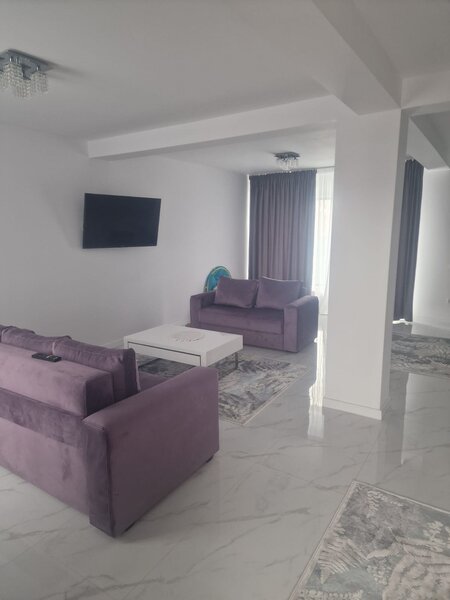 Comuna Berceni, 300 m de primarie si sosea principala, casa.