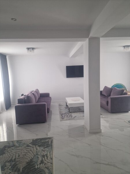 Comuna Berceni, 300 m de primarie si sosea principala, casa.