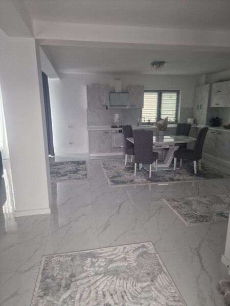 Comuna Berceni, 300 m de primarie si sosea principala, casa.